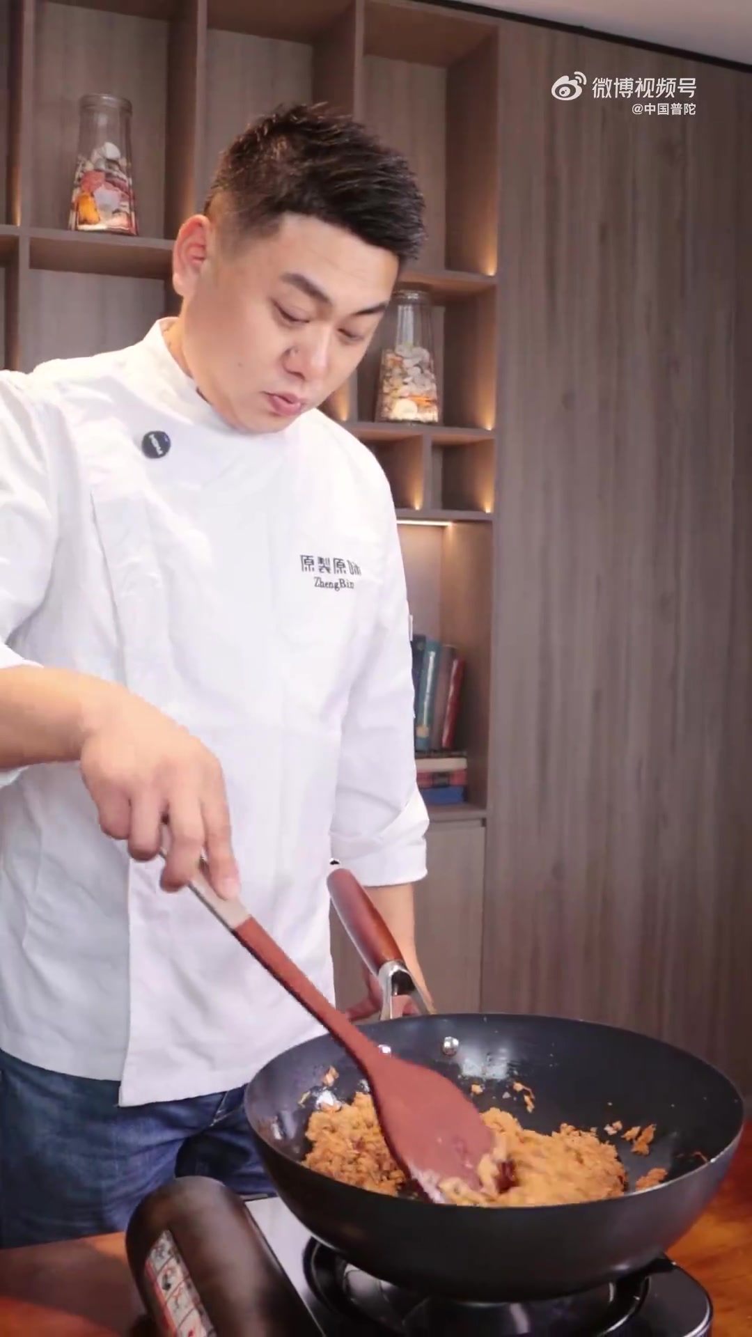 为鲜味疯狂!舟山海捕红虾的极致吃法——现熬虾汤绝了!从炸到酥脆、碾成虾泥、炒香入味,再加开