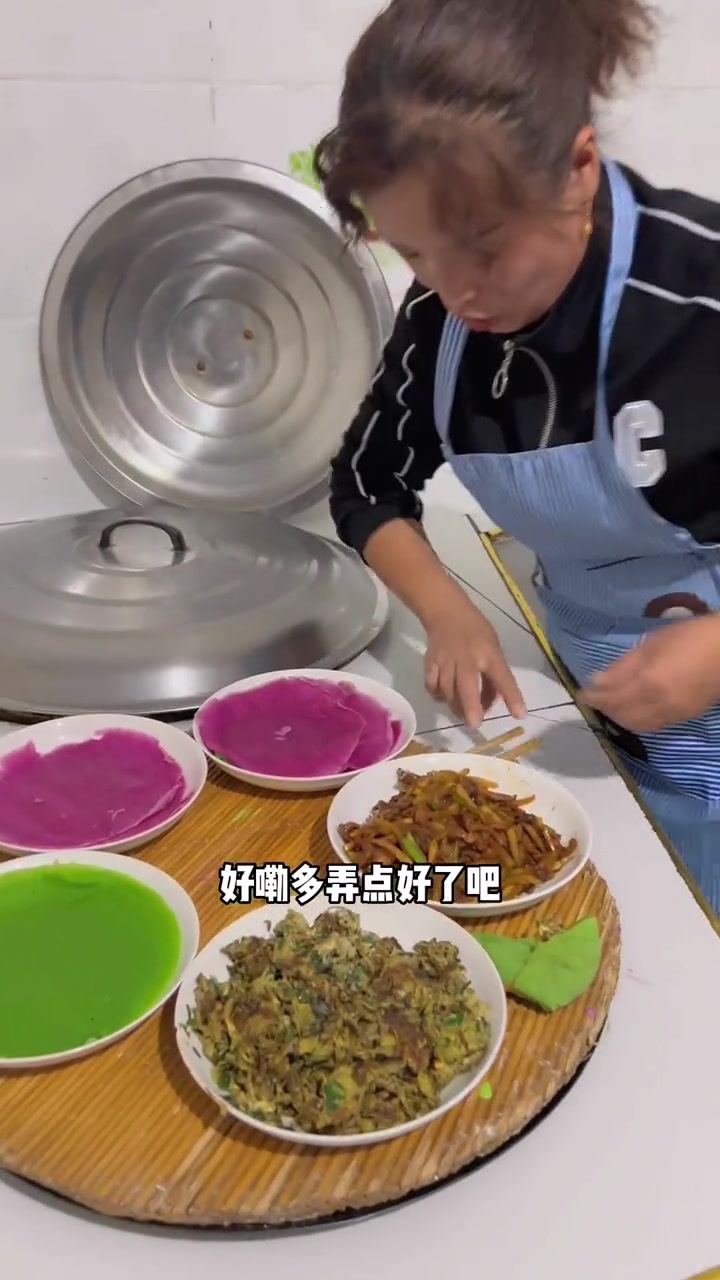 把存了几个月的洋槐花拿出来炒盘菜，配上火龙果和青菜烙馍真的很好吃，农村的生活平平淡淡才是幸