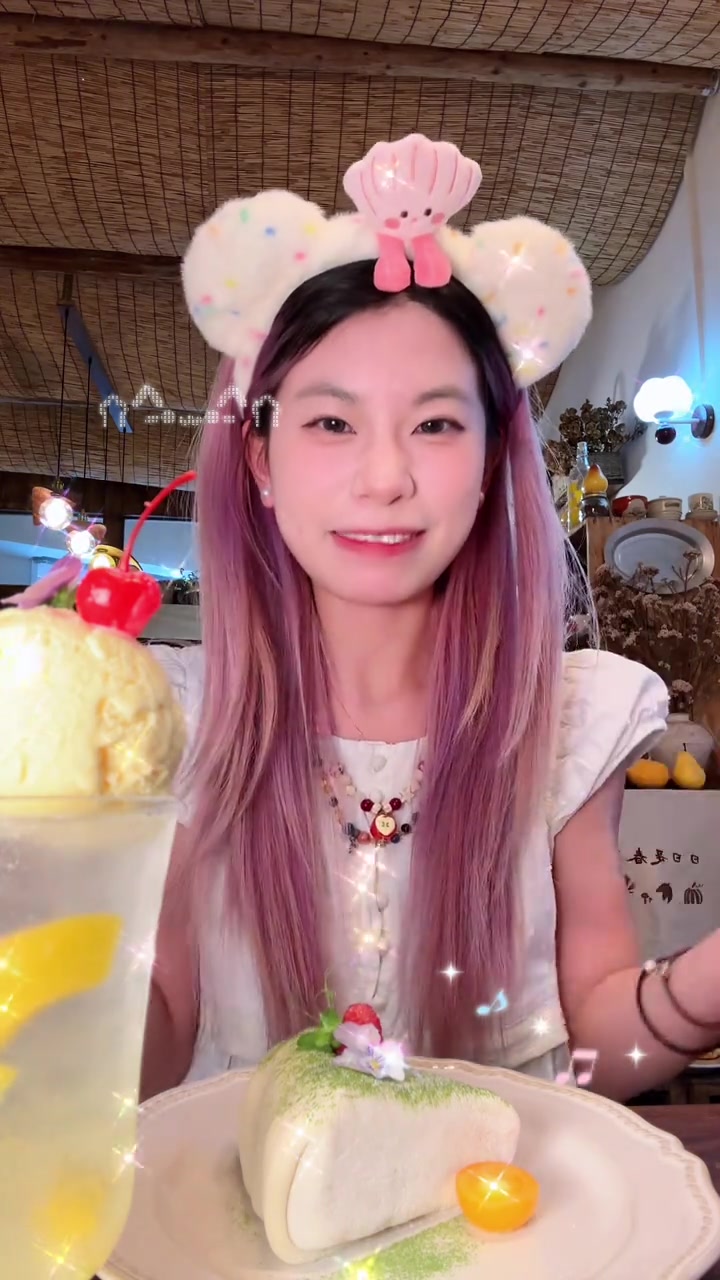 今天去美美蛋糕店里拍了照片愉快的度过我的生日！