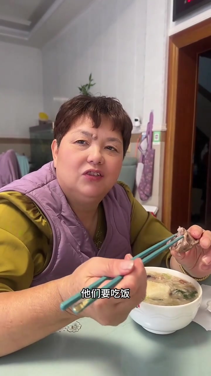 又吃咸粥，今天老高同志没出去喊人，这一大锅要吃几天啊！