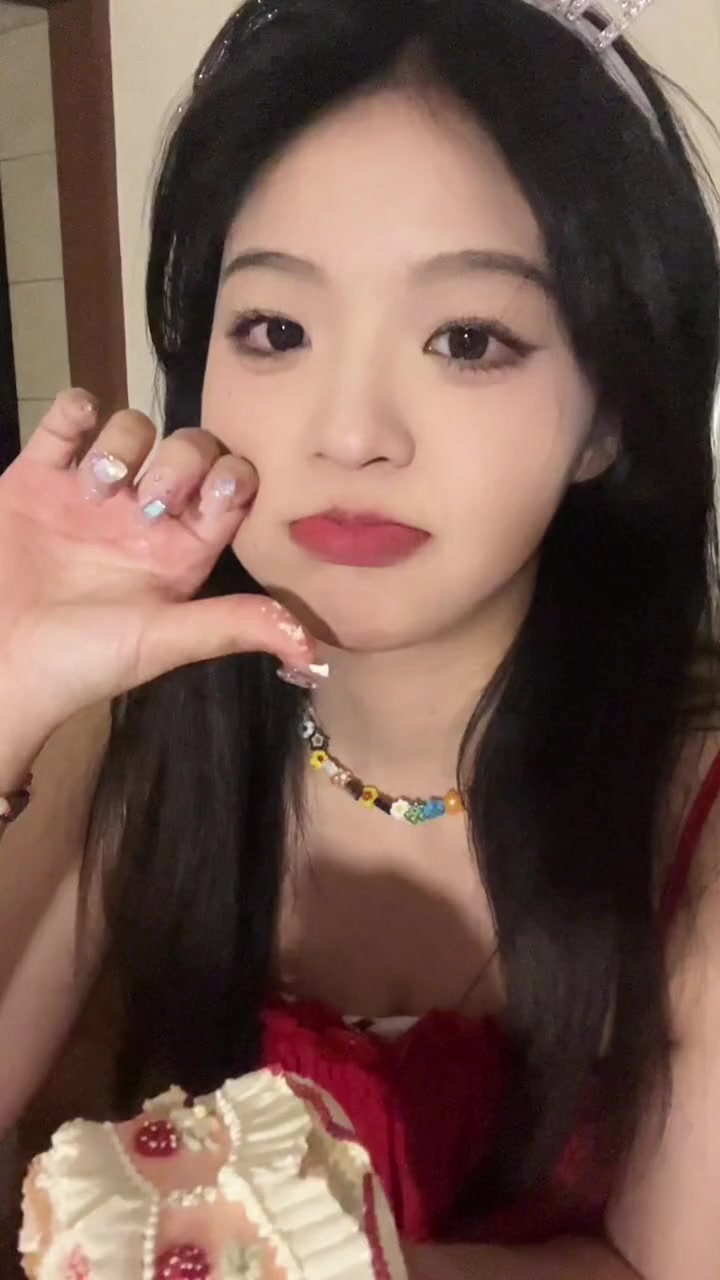低像素+蛋糕,生日照的氛围感拿捏了!