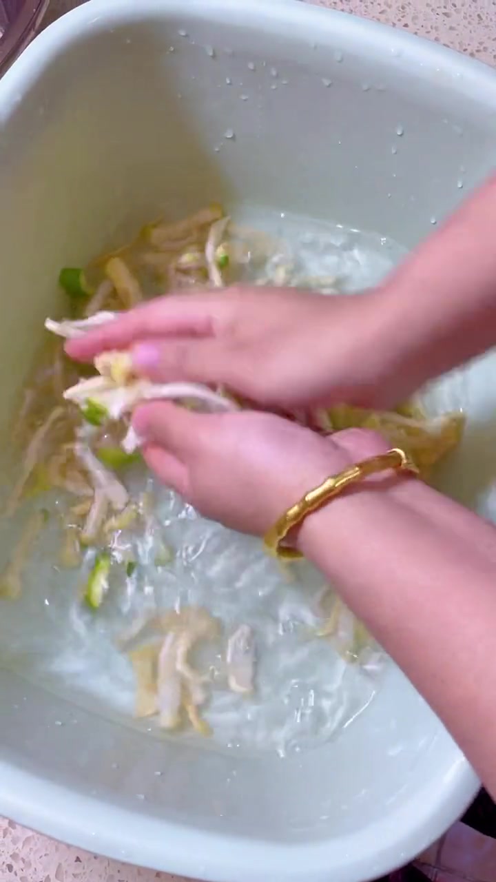 香辣萝卜干配白粥配馒头都可以，家里吃不完的萝卜赶紧安排起来