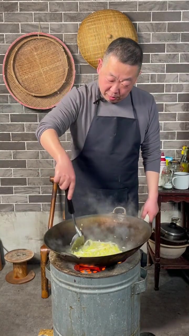黄芽菜肉丝炒年糕