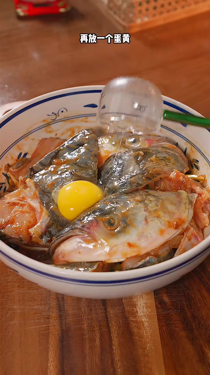 鱼头不要只会剁椒了，试试这个砂锅鱼头煲，肉嫩鲜美，不仅好吃做法还简单