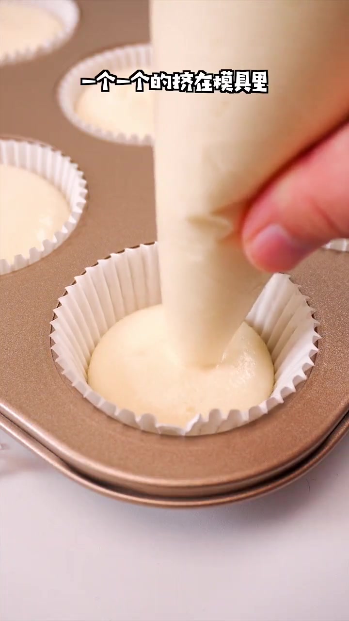 今天分享无油少糖的香草杏仁纸杯蛋糕，而且一看就会