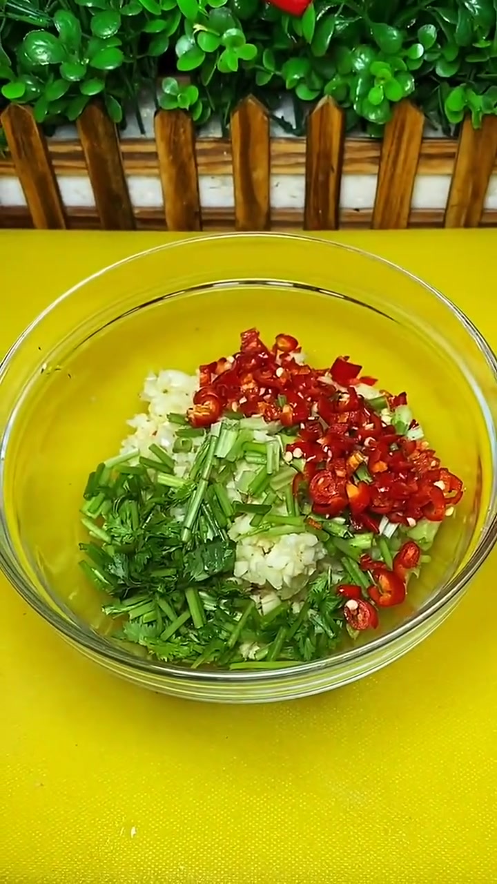 蒜茄子腌制方法，蒜香浓郁，还不齁咸，吃上一年都不坏