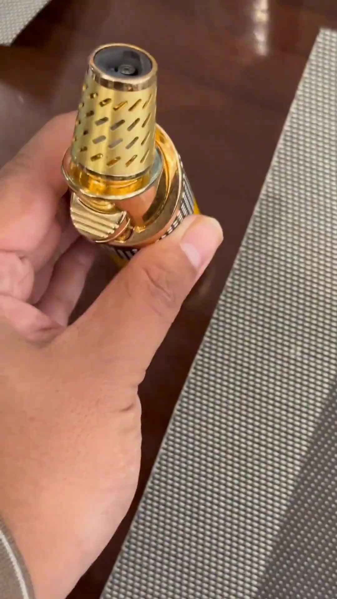 用一碗鲜虾鱼板面开启高压满满的工作