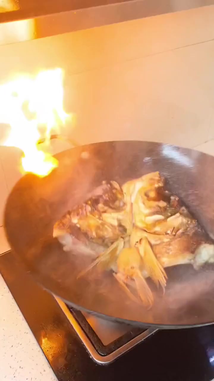 鱼头炖豆腐汤鲜味美，汤汁都可以拌两碗米饭