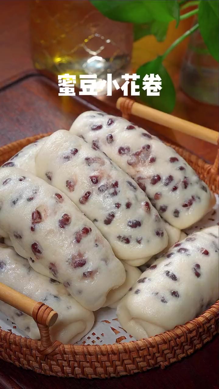 每天不知道吃什么时候，就做这个奶香蜜豆小花卷吧，蓬松暄软，香甜又好吃，咬上一口满满的蜜豆香