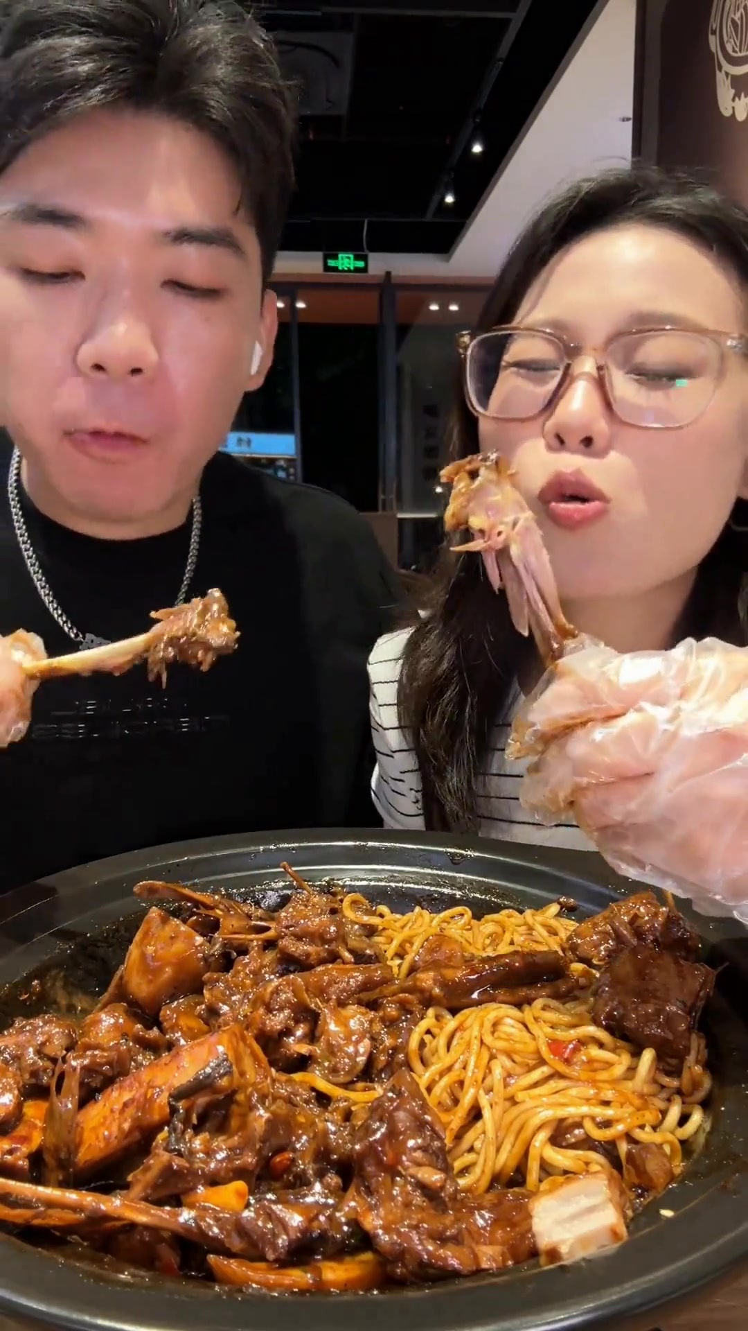 馋很久的武汉黑鸭煲终于吃到，巨好吃！