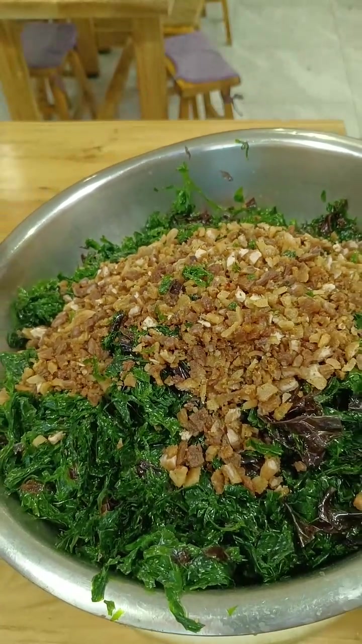 大连特色海绿菜包子，用新鲜的海绿菜，配上五花肉拷的油渍了，溜鲜，吃上一口看看姓啥都忘了