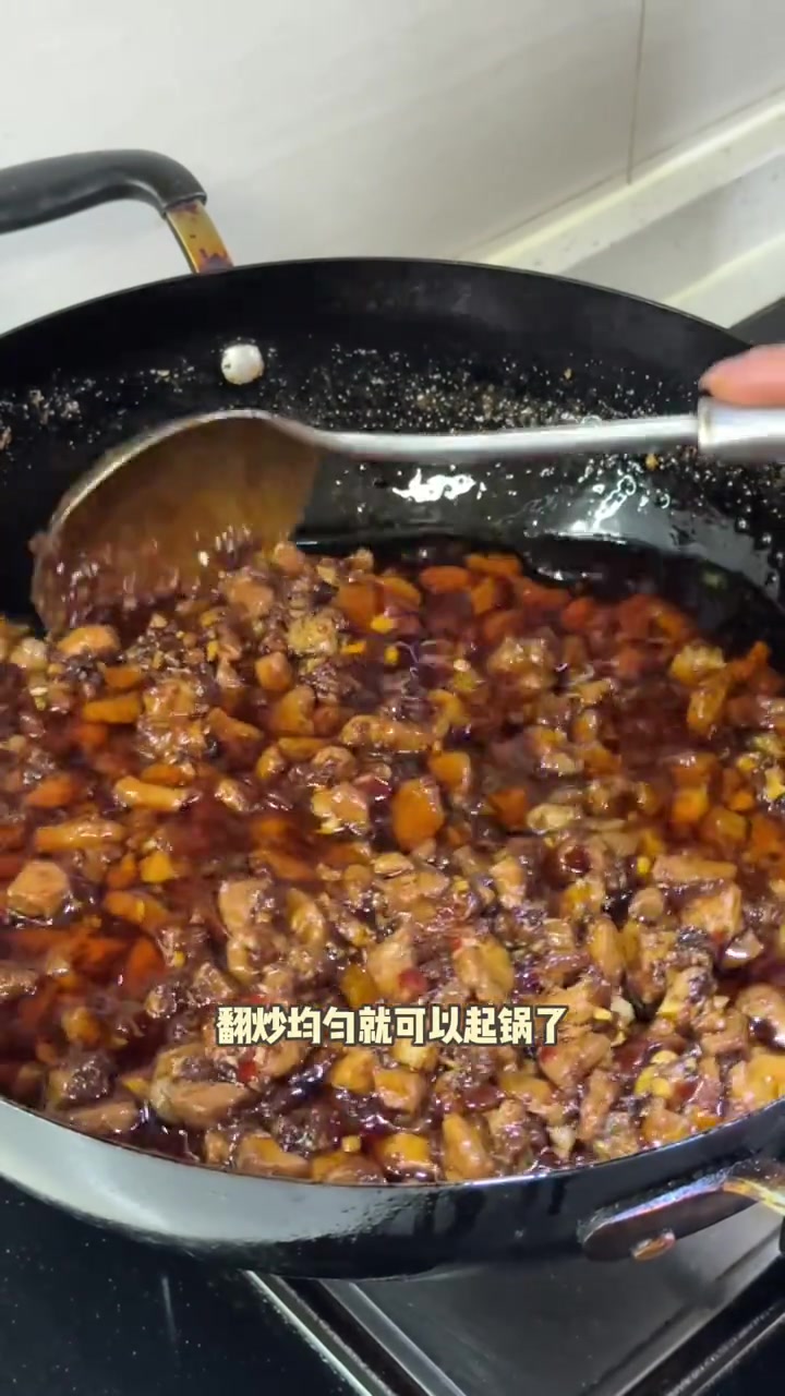 吃重庆小面肯定少不了这个杂酱臊子，今天给大家看下最家常的做法，绝对巴适
