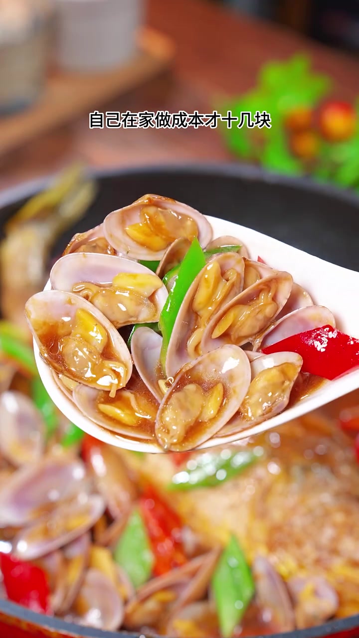 大家注意看 把小黄鱼和花甲放在一起煮 出锅就是一道最近很火的招牌特色美食 酒楼一份就要一百