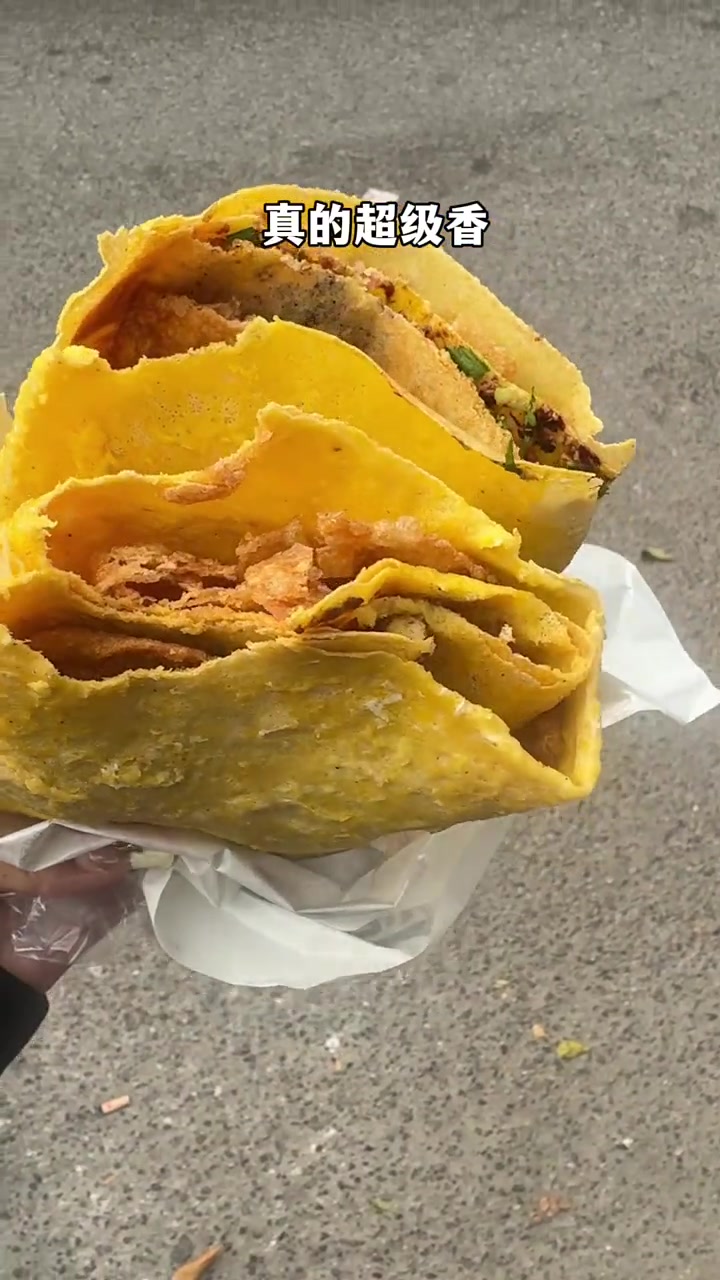 天津街边的煎饼果子、好独特的做法,吃起来好脆呀 天津美食 路边摊 煎饼果子