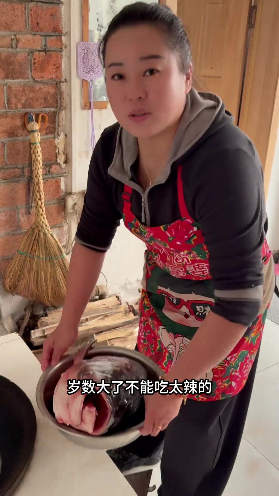 10斤胖头鱼头用大铁锅炖出来，那叫一个香！