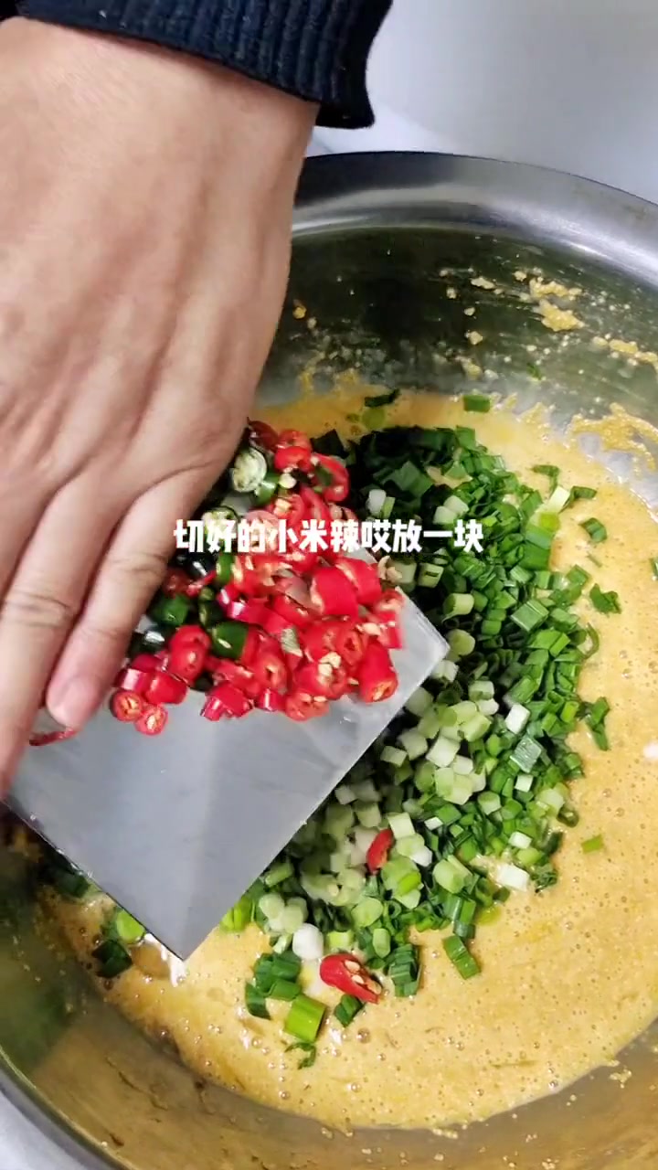 看完视频大家知道鱼籽炒鸡蛋怎么炒才能不腥了吧！