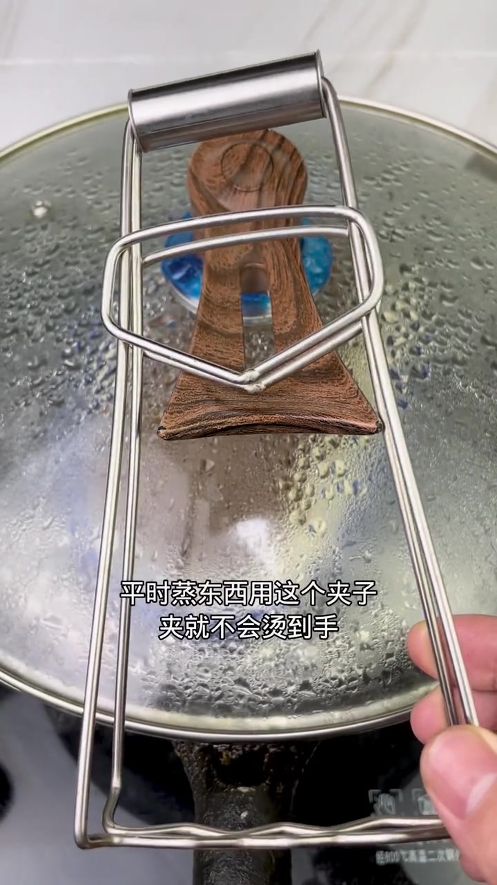 金针菇蒸牛肉，金针菇吸收了牛肉的汤汁非常鲜甜好吃