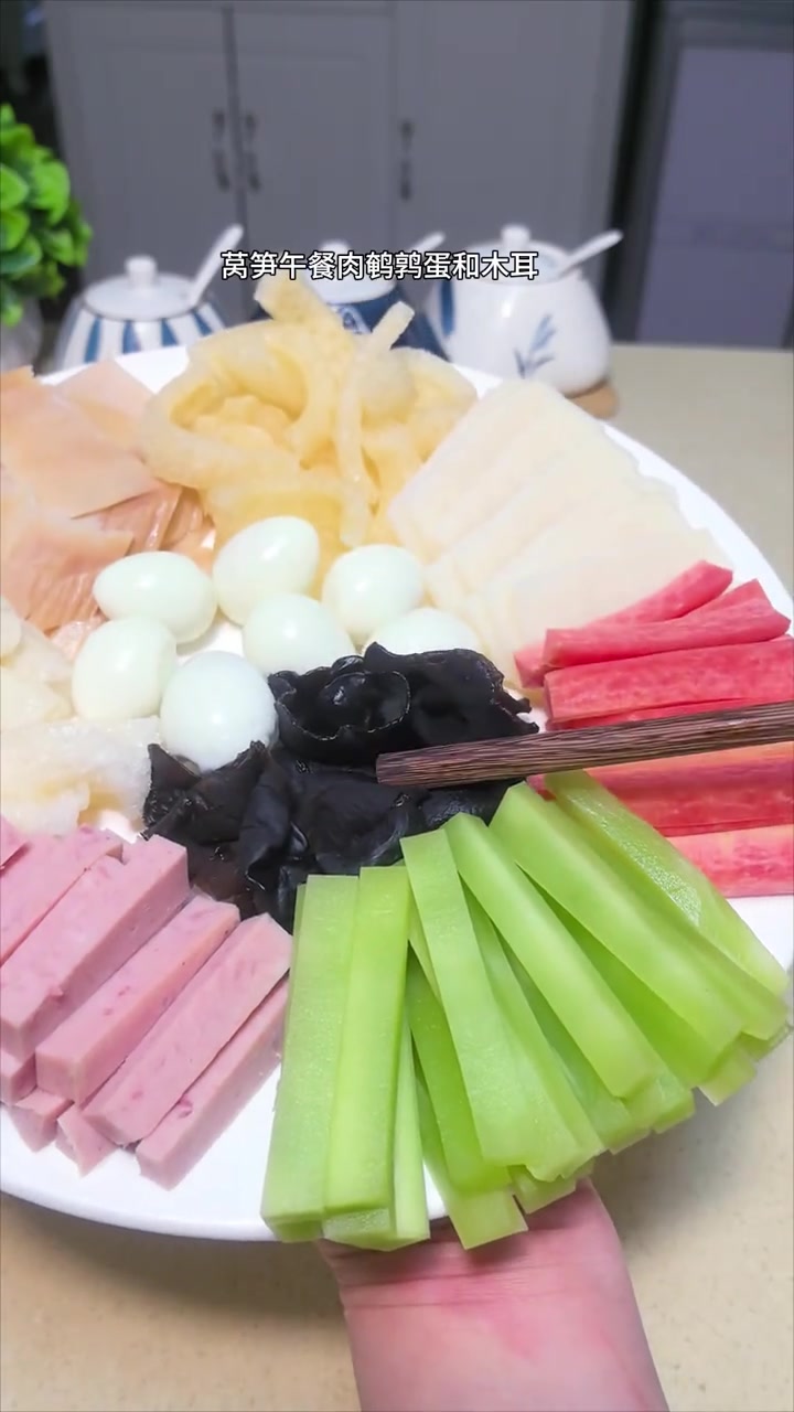 年夜饭少不了的烩三鲜，即简单又好吃，真的好鲜呀！