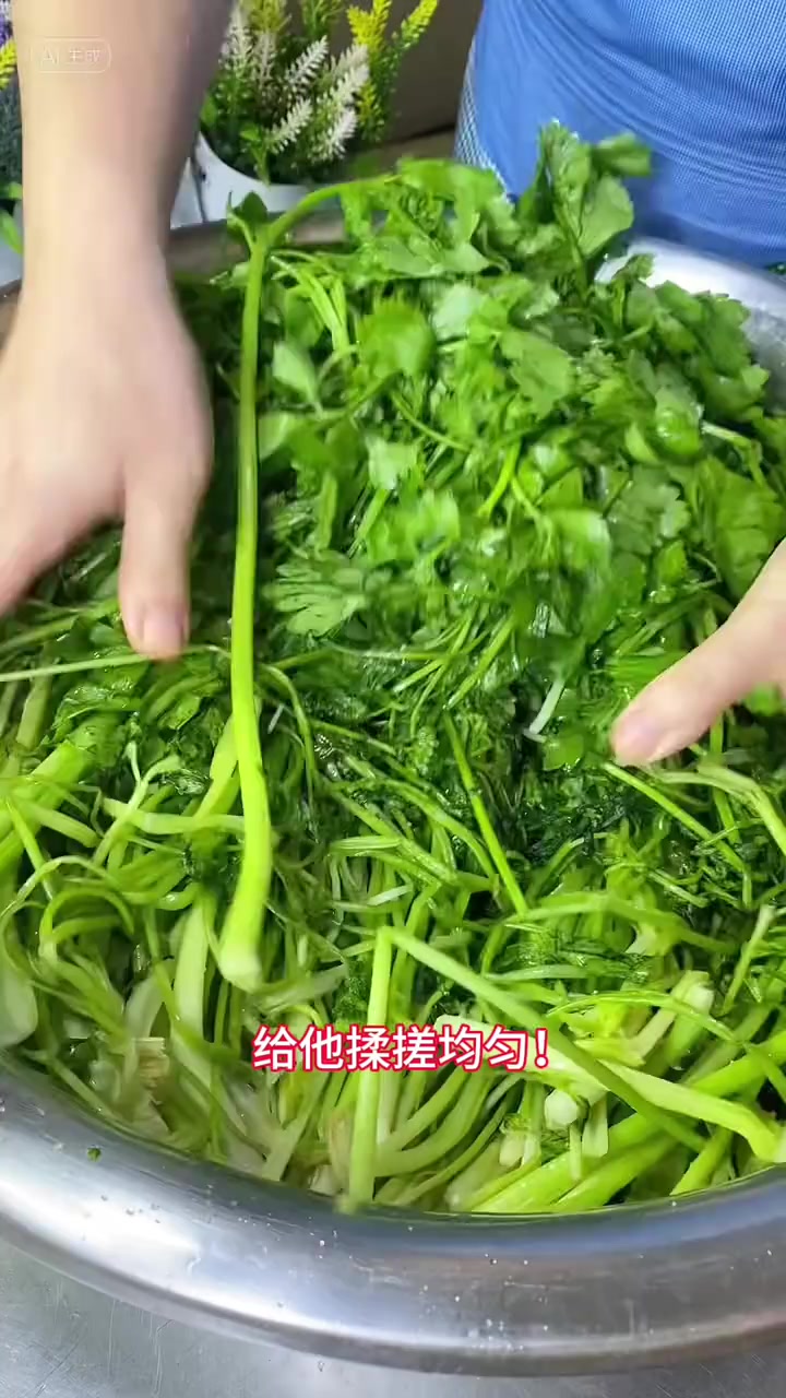 腌芹菜咸菜．每年我都会腌上一缸．味道非常棒