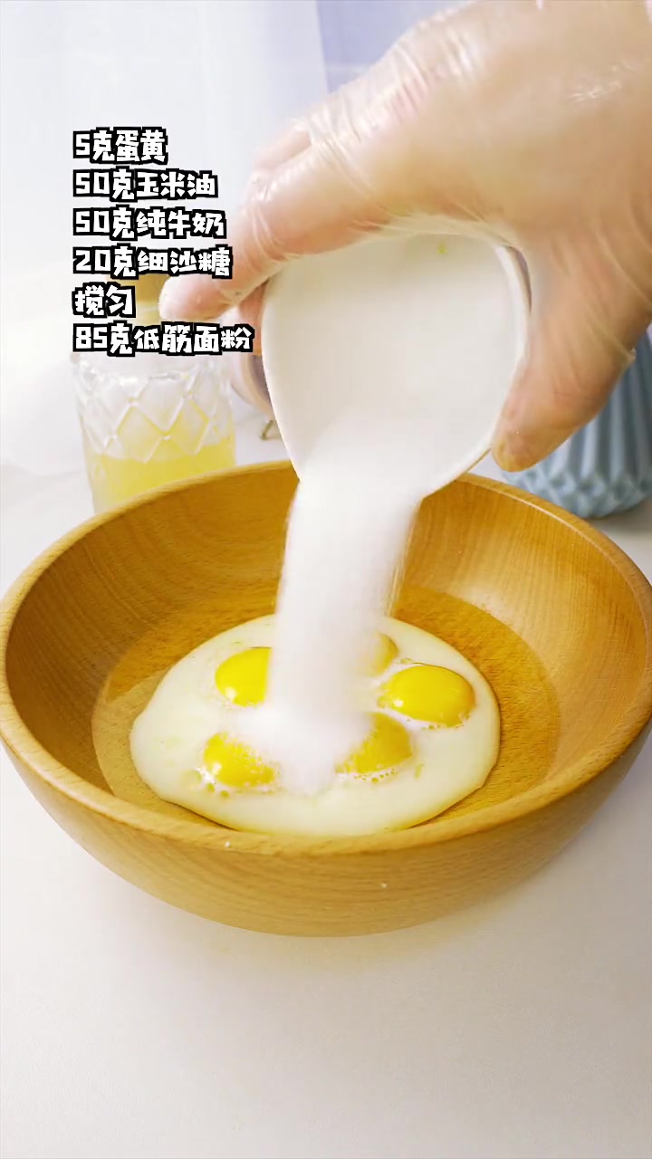 只需要鸡蛋、面粉、葡萄干就可以做出这样酸甜松软的葡萄干蛋糕卷而且一看就会