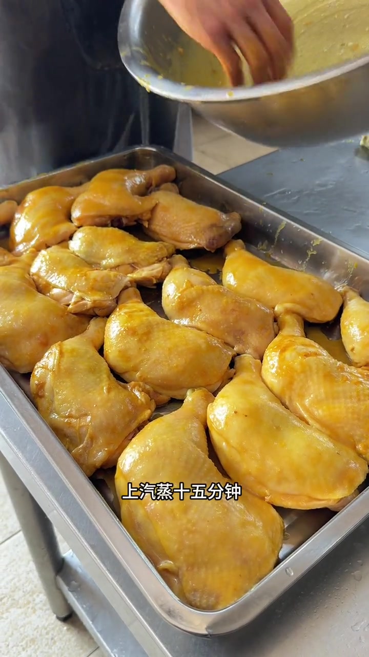 今天给大家分享一道食堂蒸菜肉质鲜嫩鲜，鲜香嫩滑，盐焗鸡，做法简单，喜欢你也做起来吧