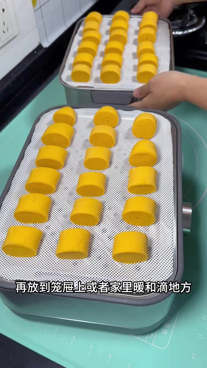 蓬松暄软的南瓜小馒头刚出锅我娃就吃了8个，松软香甜都爱吃