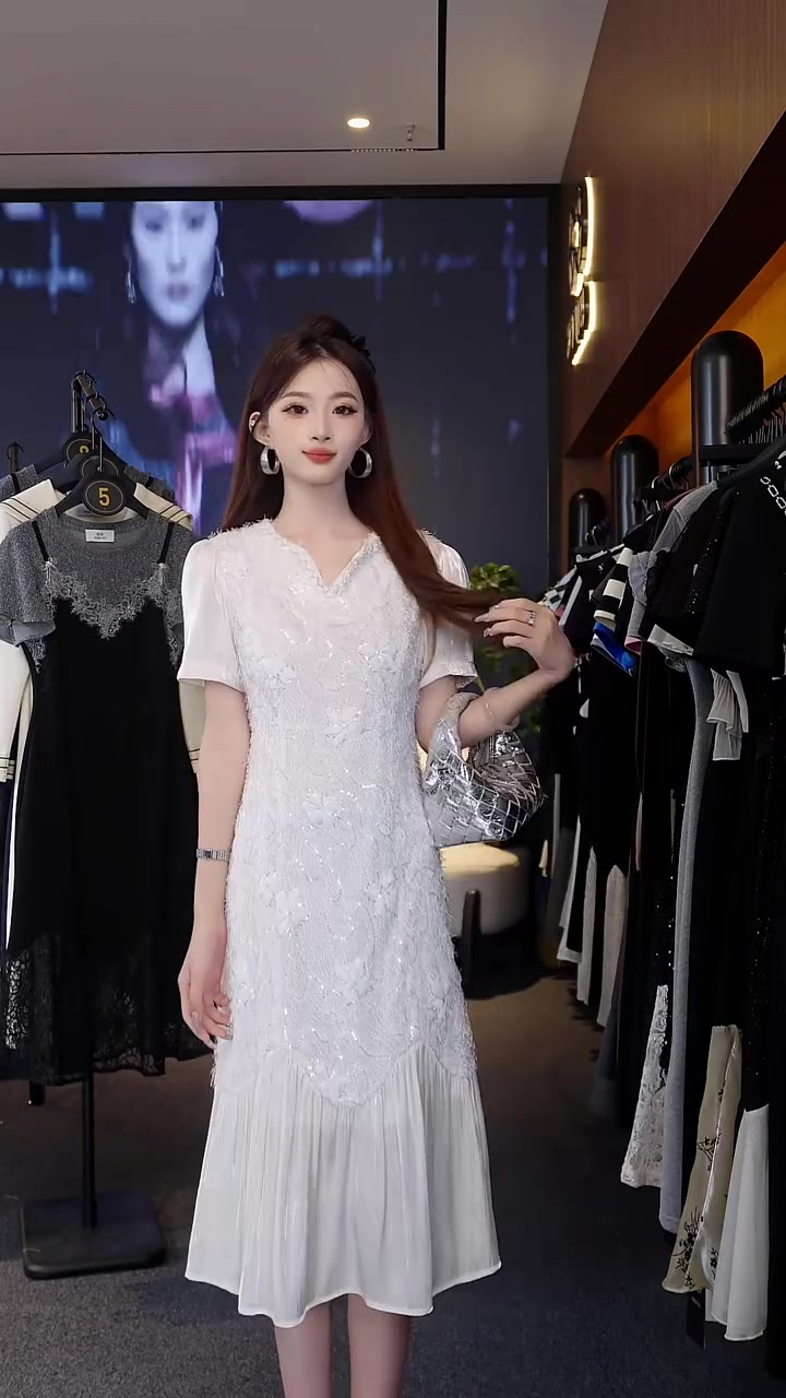 这款新中式娃娃裙,适合追求独特时尚感的小个子女性,无论是日常休闲还是特殊场合,都能轻松驾驭