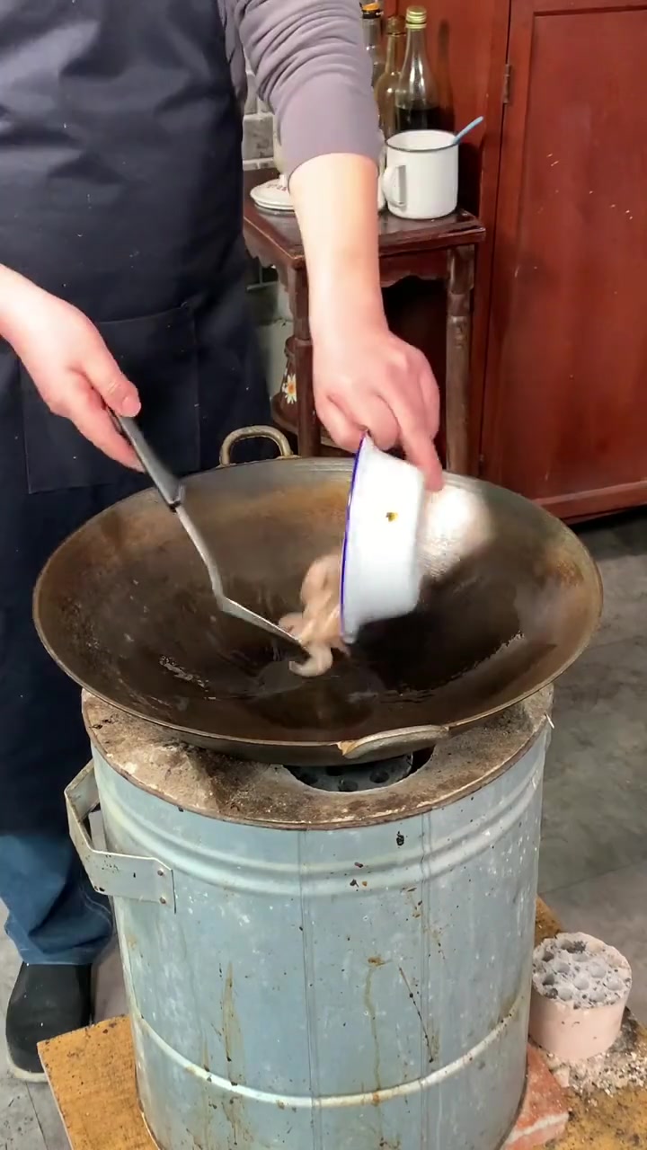 白米虾炒韭菜给大家分享日常 希望大家喜欢