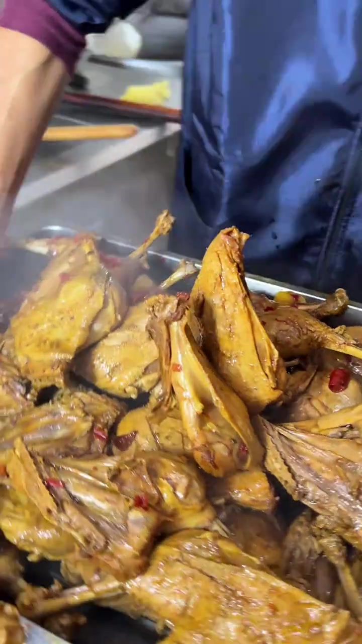今天给大家分享一个大锅菜的卤鸭块，做法简单，酱香味十足