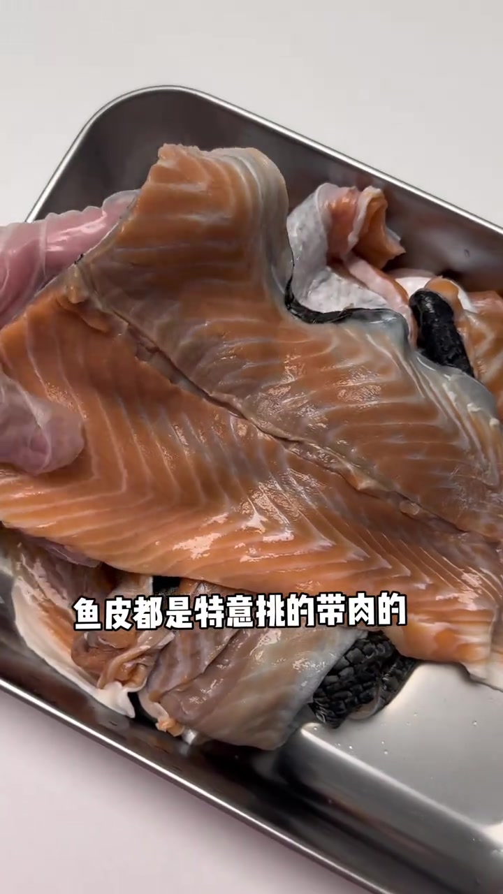 三文鱼皮鸡肉寿司卷~小狗的美毛亮毛零食,满满的鱼油哩