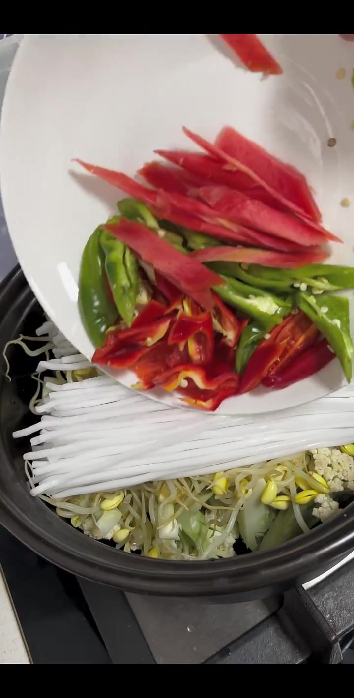周末就想着给老大做点他喜欢的饭菜，给做了砂锅牛肉炖粉条，热热乎乎吃着也舒服，双十一大嘴鳄烤