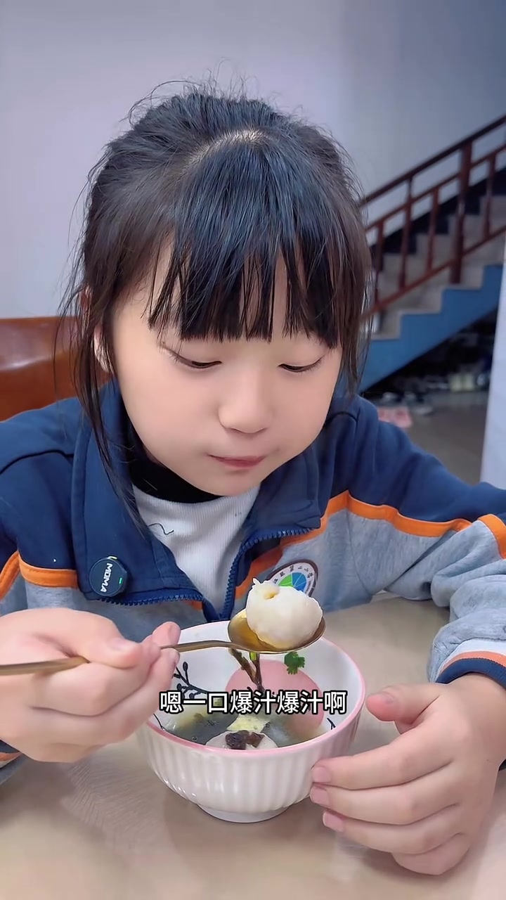 简单易上手三鲜鱼丸汤 快都去试试这个鱼丸汤,做法非常简单易操作!鲜香嫩滑,孩子每次都是喝到