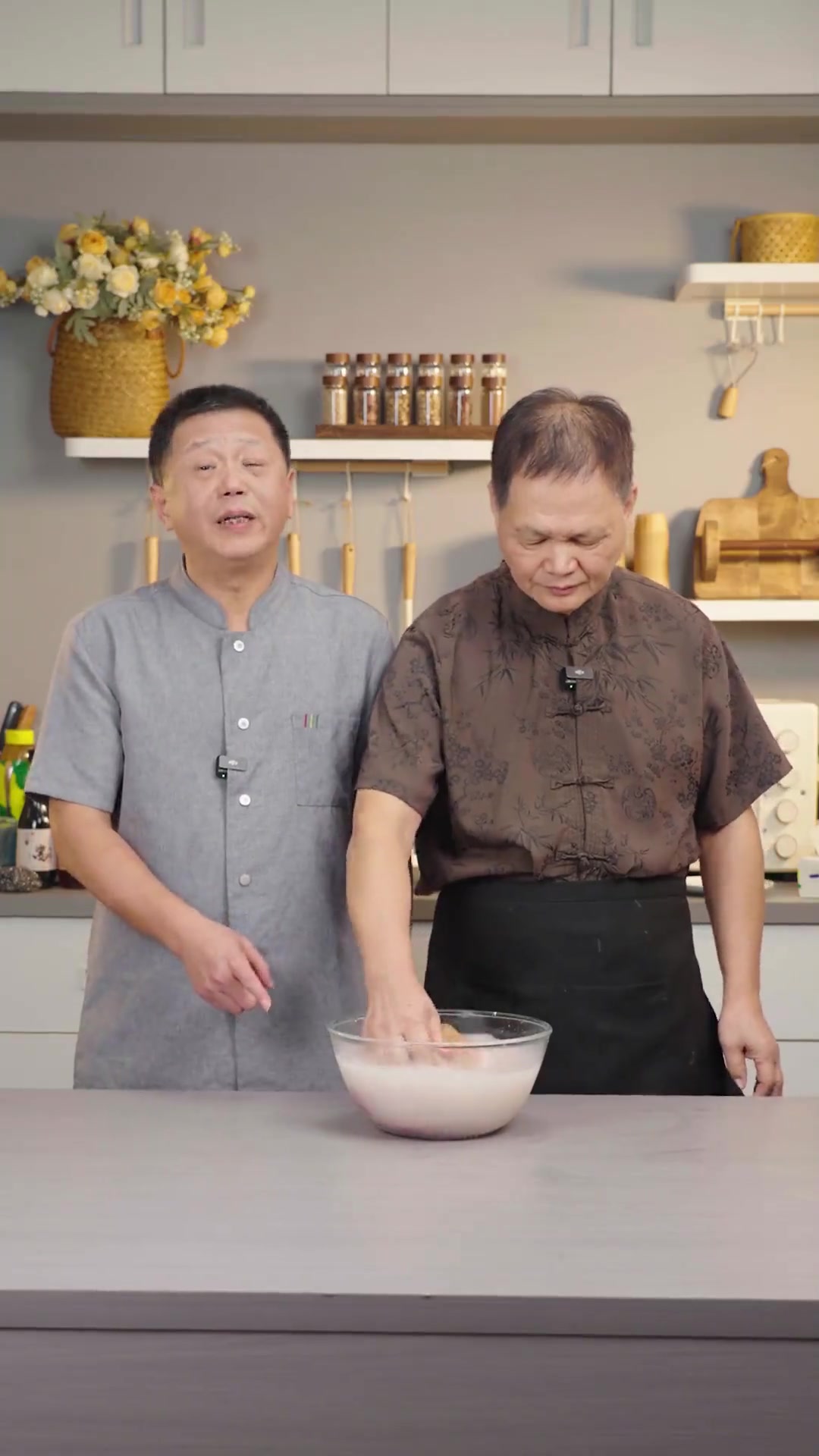 烧蹄髈肥瘦相间，卤汁拌饭一口接一口！