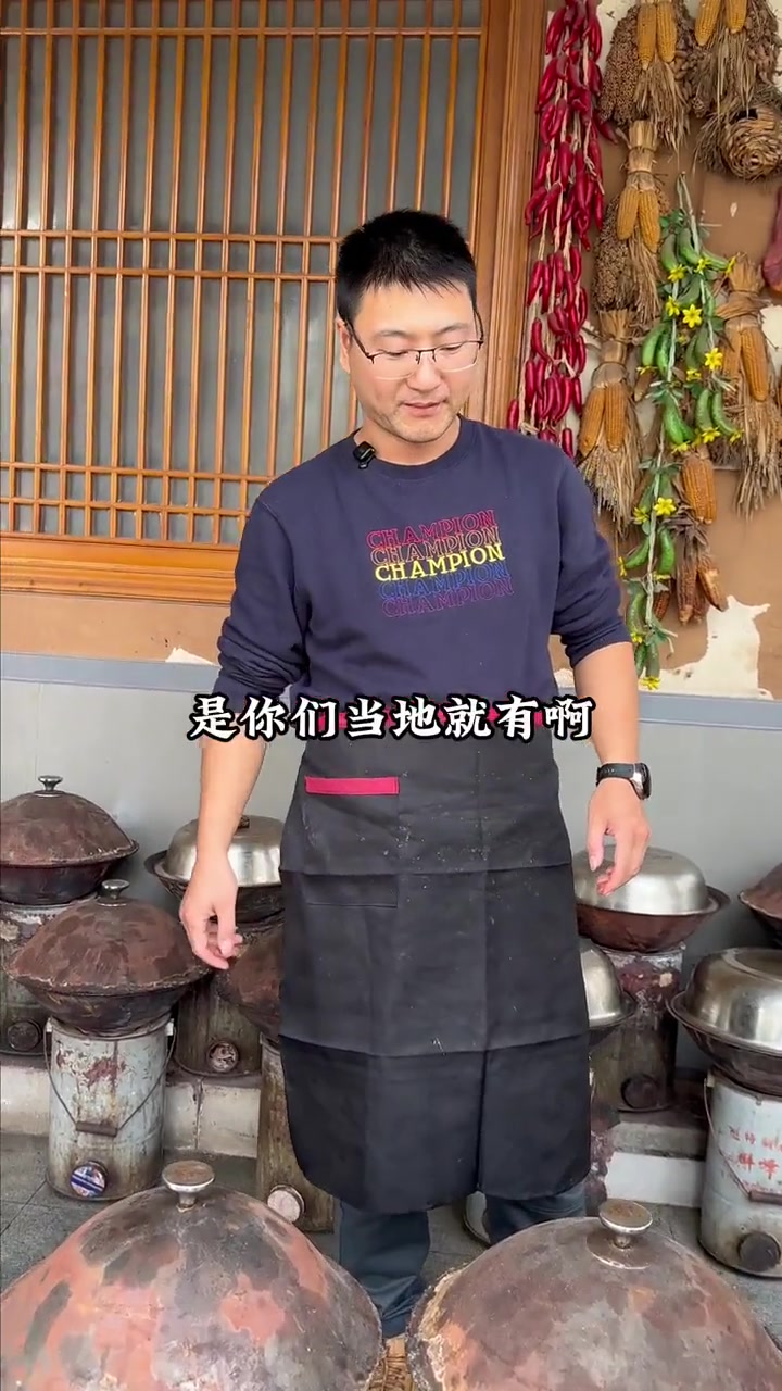 瓦缸蒸土鸡全程不加一滴水 文火干蒸4小时，7年老公鸡580元 浙江东阳特色铁锅瓦缸蒸土鸡 
