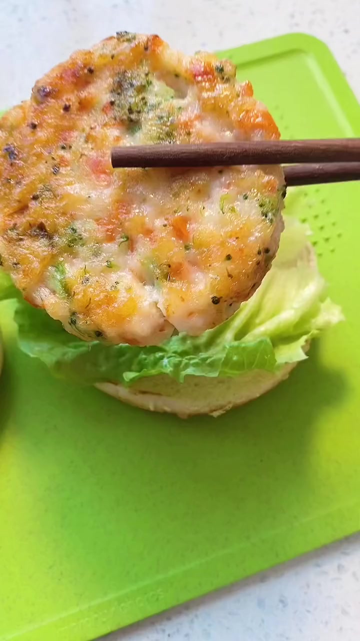 家里孩子喜欢吃汉堡，可以做这个虾仁汉堡