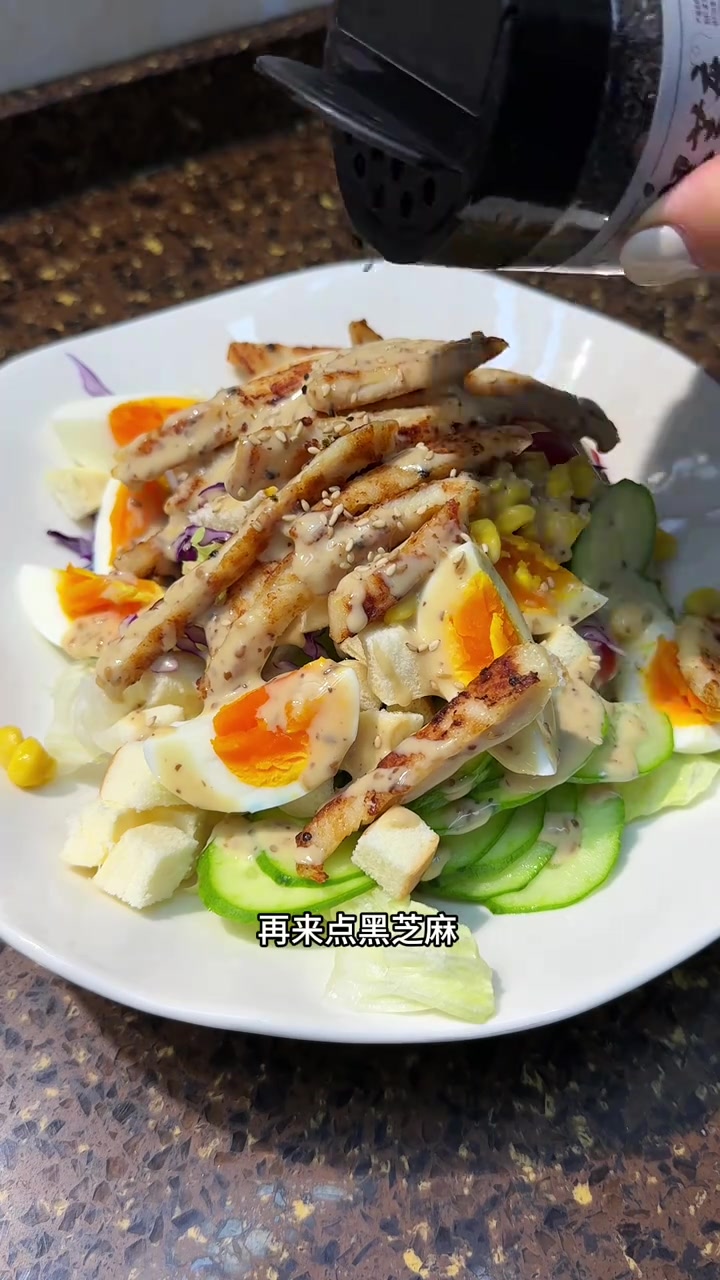 鸡排蔬菜沙拉，简单好吃，还不失营养