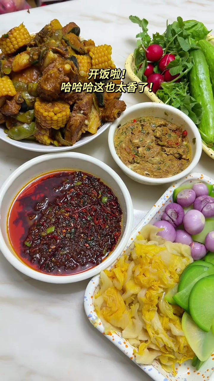 东北女人做晚间饭：谁懂这一口东北大丰收搭配蘸酱菜的含金量！真的给我香迷糊了！在蒸个鸡蛋辣椒