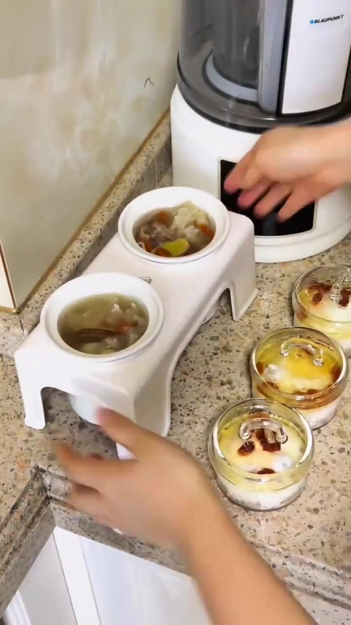 王蓉作为仨娃妈,做筒骨雪梨汤多一块拿掉