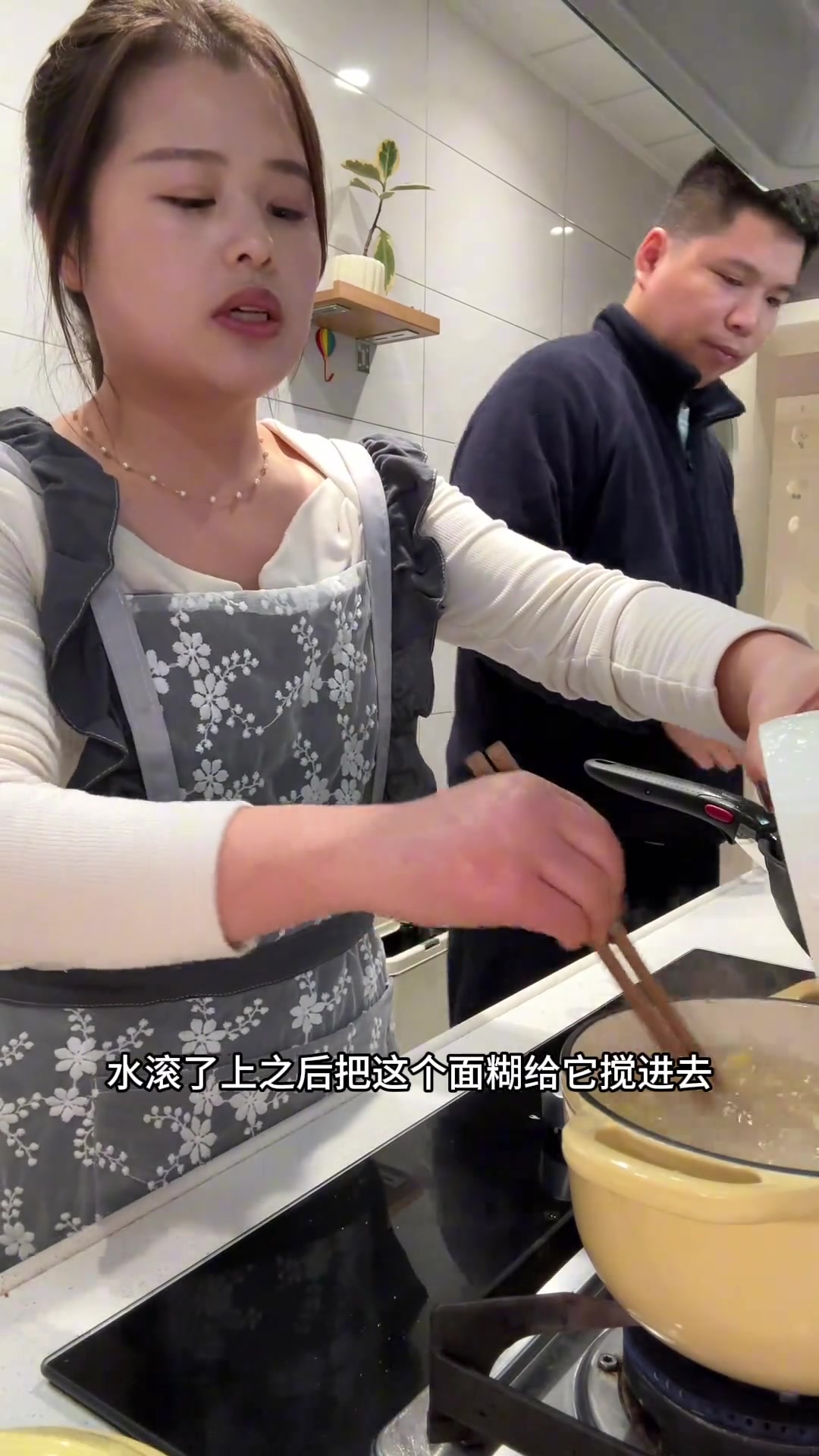 孩子在家吃饭,葱油饼蒜苔牛肉炒花菜配面汤超满足