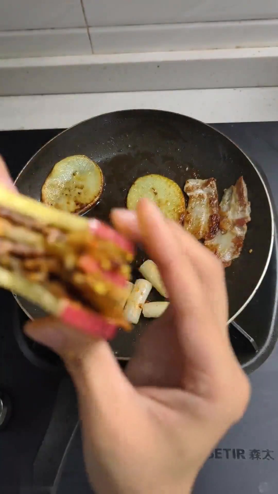 一个人吃苹果烤肉汉堡，味道超好吃