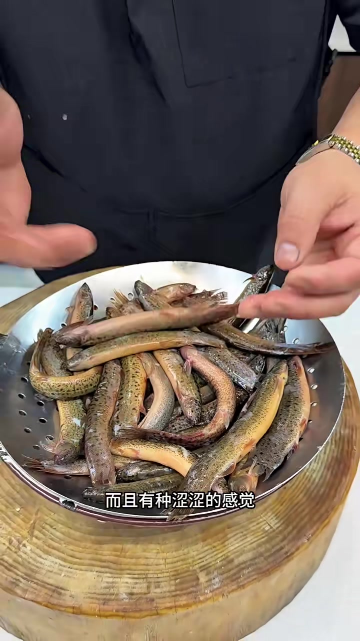 这碗鲜掉眉毛的泥鳅豆腐汤，咕嘟咕嘟煮出奶白浓汤，嫩豆腐吸满鲜味，一口下去暖到胃里，关键做法
