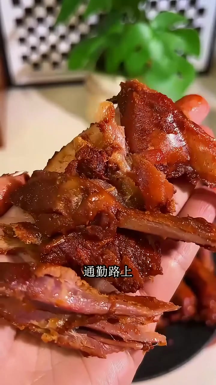 肉厚的鸭翅根，做红酒炖翅根超高级！红酒的香让肉更嫩，味道独特，适合约会时做！好物分享