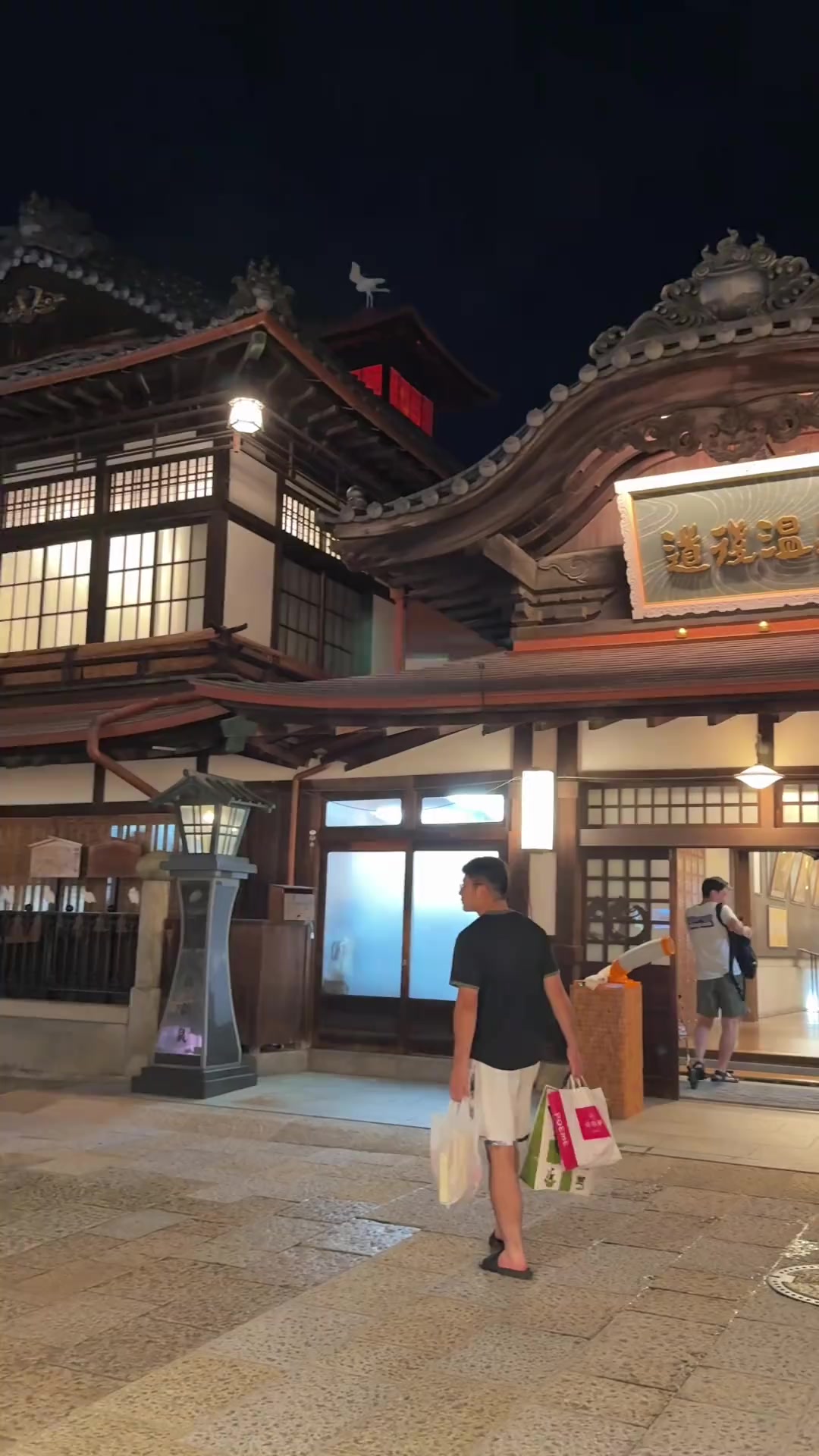 日本社畜出差吃啥!100块钱满足香脆天妇罗盖饭和鲷鱼饭!