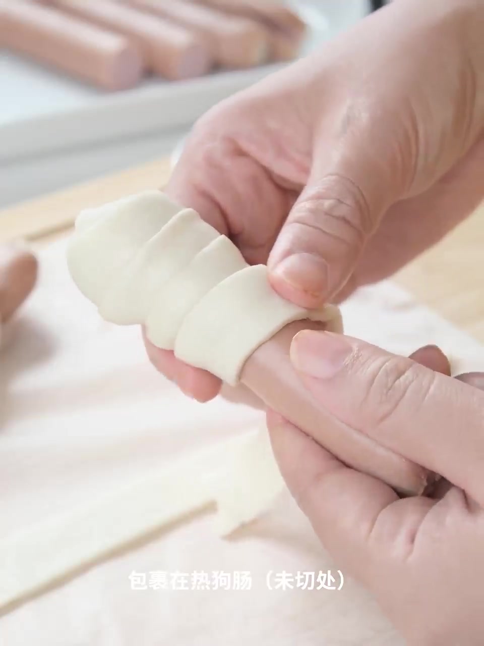 简单几步复刻餐厅级美味！把肉丸烤得油润饱满，再给蘑菇刻个可爱造型，将西红柿。翻炒至沙软绵密