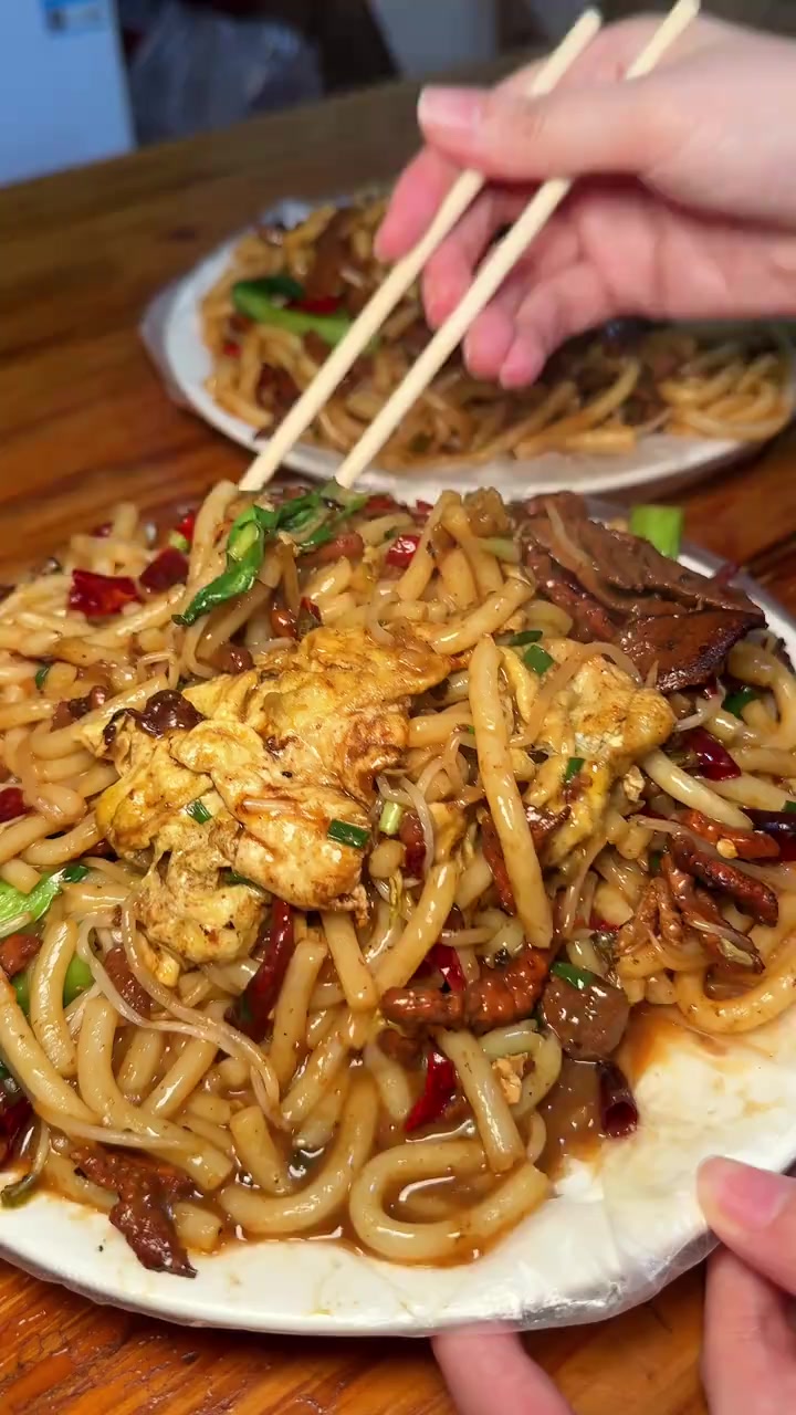 在鄂州13块就能吃到一份有猪肝瘦肉青菜的酱炒圆粉！专属于鄂州的特色小吃！喜欢！