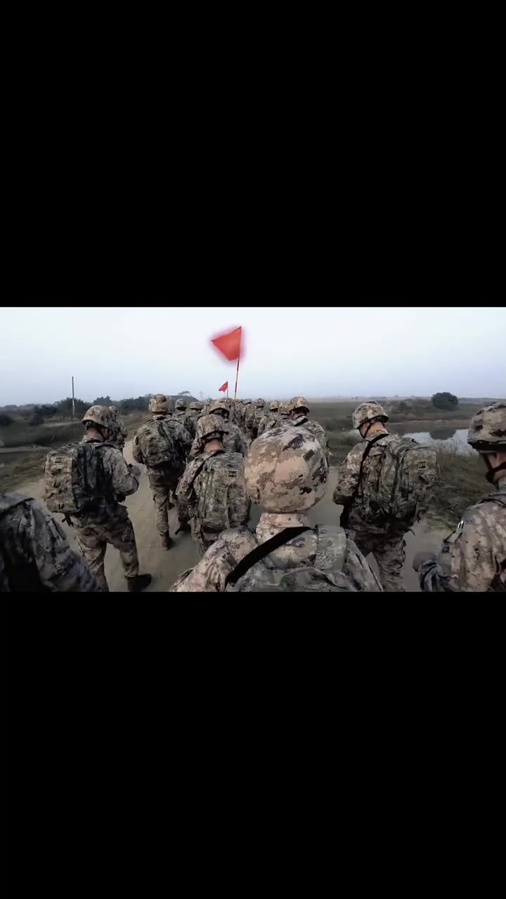 新兵连是我过的最开心的时候,即使再累也有同年兵一起吃苦,除了思想教育就是训练。队列,体能,