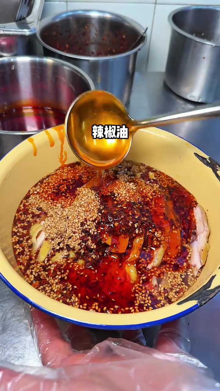 街边敲了32年的棒棒鸡,凉拌土鸡香辣爽口