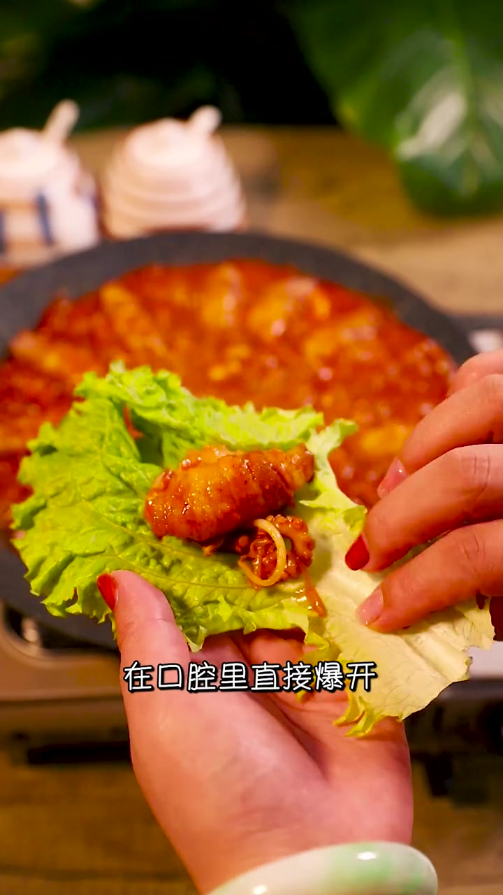 烤盘在家随时可以吃烤肉，铁板鱿鱼，还可以烙饼，做早餐用