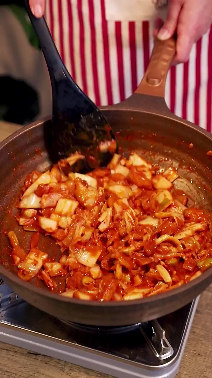 这辣白菜也太好吃了吧！炒五花肉、炒土豆片、辣白菜豆腐汤，太好喝了吧！