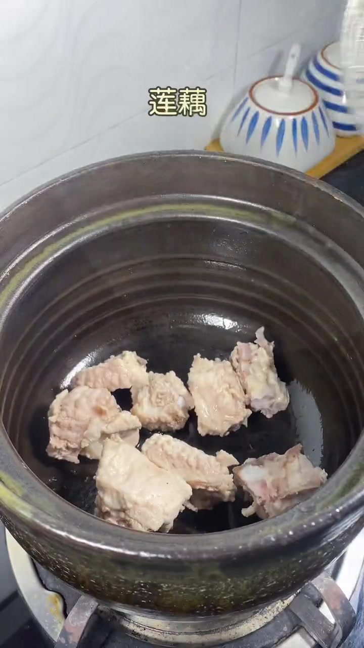今天煲了儿子爱喝的栗子排骨鸡爪汤